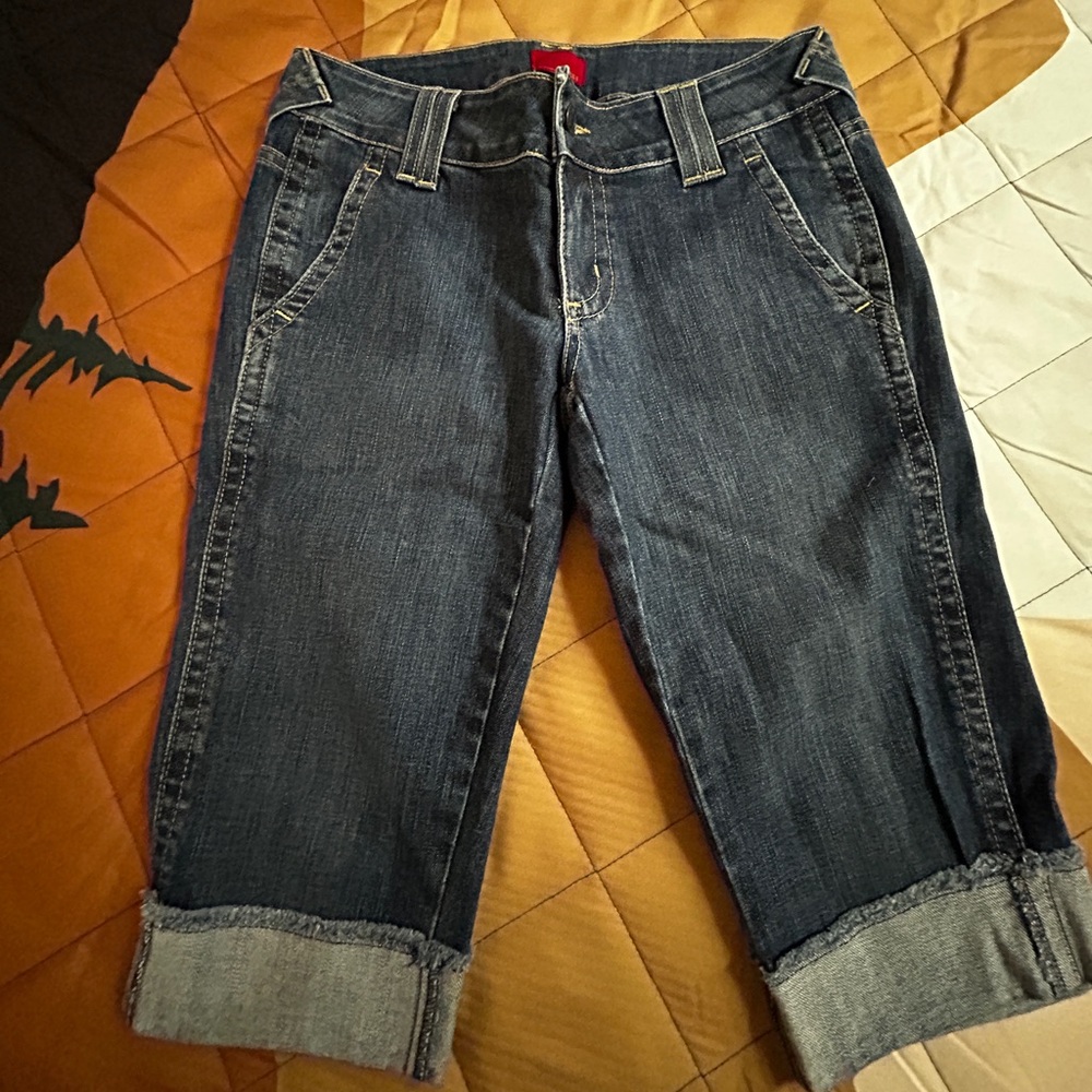 Denim cuffed capri jeans with button and zipper